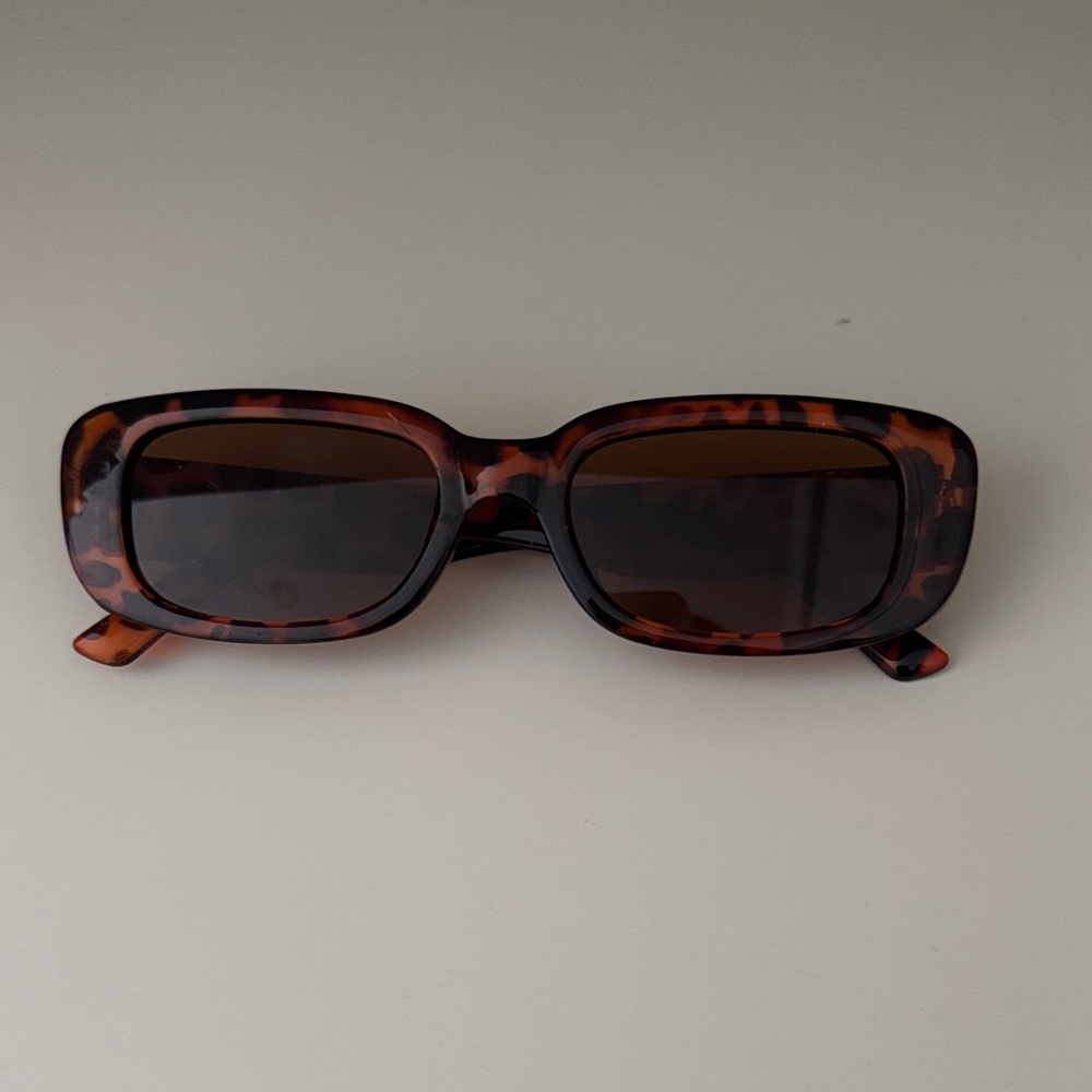 REVOLVE Brown Tortoise Sunglasses